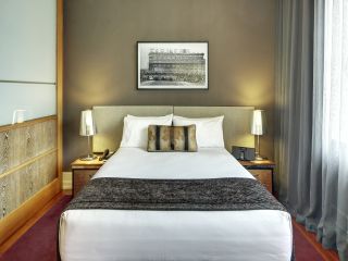 Heritage Auckland Hotel Wing Deluxe Suite Bed